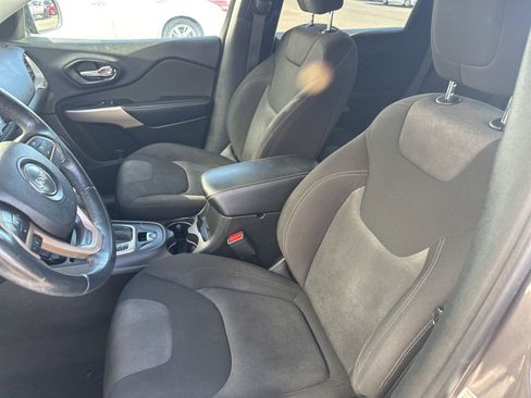 Used 2018 Jeep Cherokee Latitude w/ Altitude Package FWD image 12