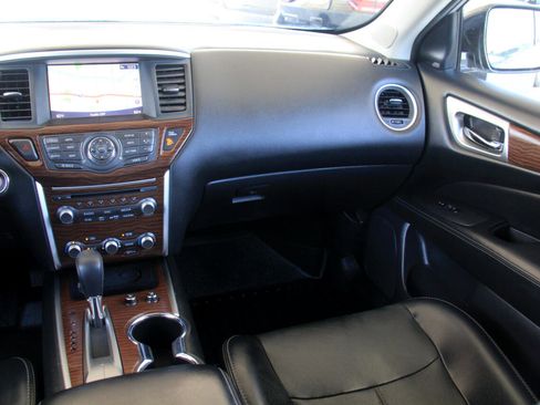 Used 2017 Nissan Pathfinder Platinum image 11