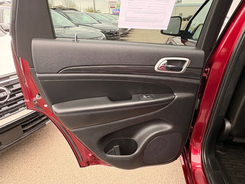 Used 2022 Jeep Grand Cherokee Altitude AWD/4WD image 12