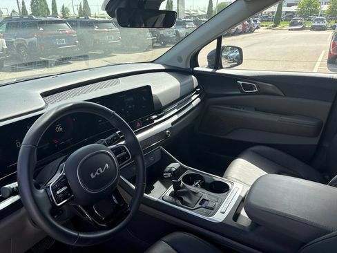 Used 2026 Kia Carnival FWD image 4