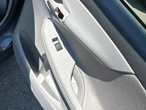 Used 2013 Toyota Corolla L FWD image 19