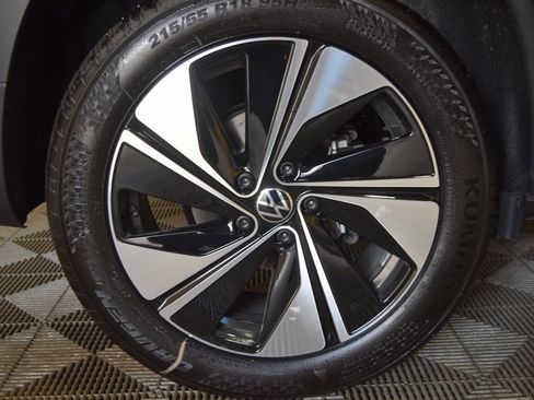 New 2025 Volkswagen Taos SE image 10