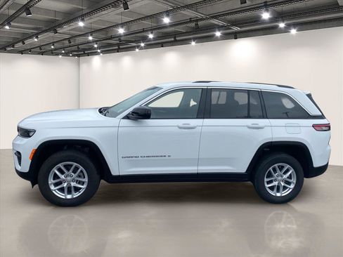 Used 2023 Jeep Grand Cherokee Laredo AWD/4WD image 4