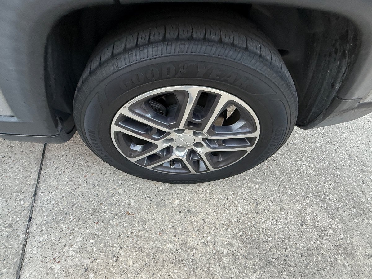 Used 2019 Jeep Compass Latitude FWD image 10