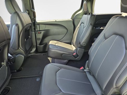 New 2027 Chrysler Pacifica Select AWD/4WD image 22