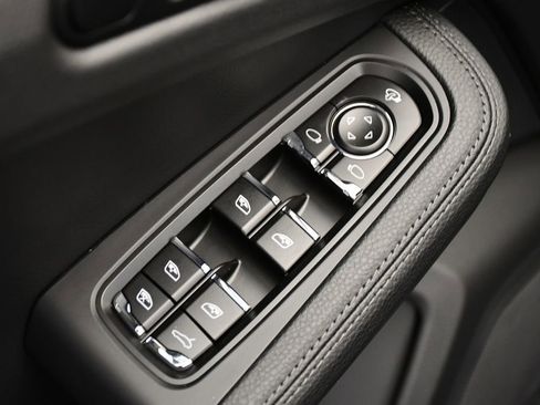 Certified 2025 Porsche Macan AWD/4WD image 36