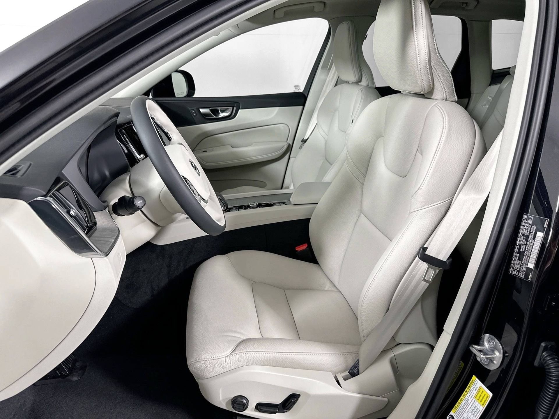 Certified 2025 Volvo XC60 B5 Plus w/ Protection Package Premier AWD/4WD image 18
