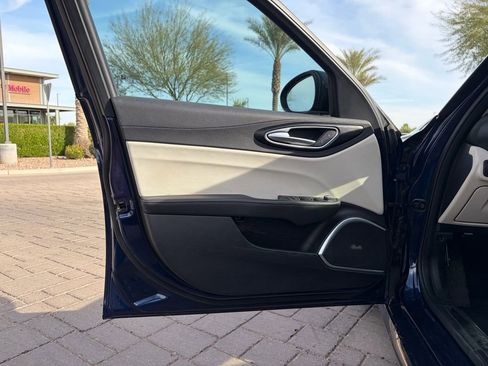 Used 2018 Alfa Romeo Giulia image 7