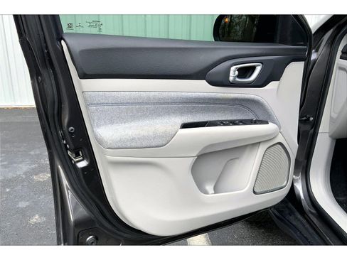 Used 2022 Jeep Compass Latitude image 21