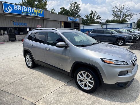 Used 2018 Jeep Cherokee Latitude w/ Cold Weather Group FWD image 3
