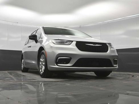 Used 2024 Chrysler Pacifica Touring-L FWD image 38