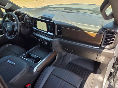 Used 2025 Chevrolet Silverado 2500 High Country w/ Technology Package AWD/4WD image 29