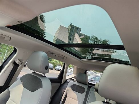 Certified 2022 Volkswagen Taos SE w/ Panoramic Sunroof Package image 15