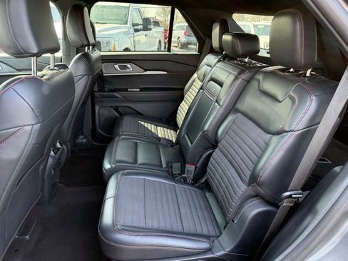 Used 2025 Ford Explorer ST-Line w/ ST-Line Street Pack image 16