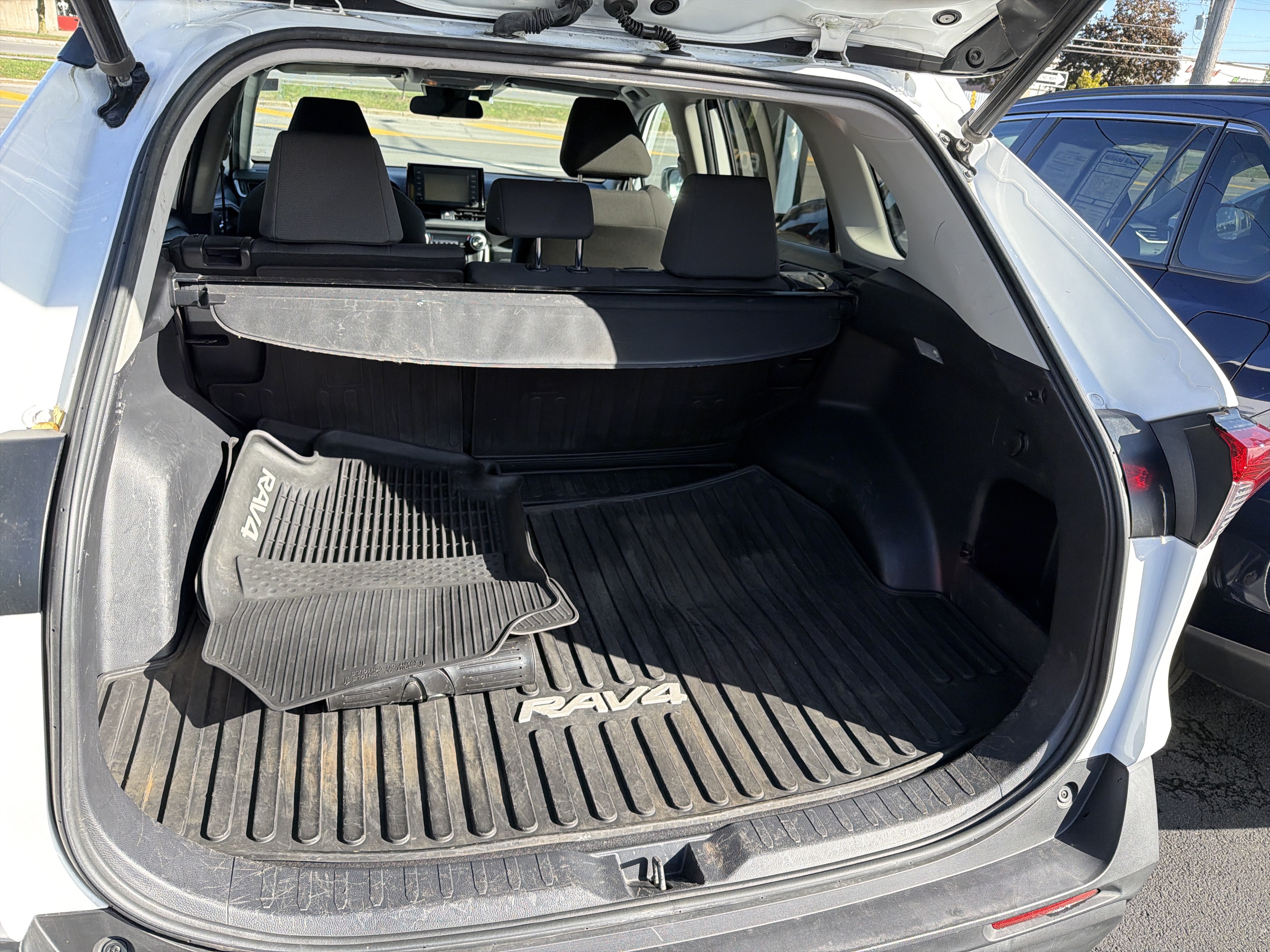 Used 2019 Toyota RAV4 XLE w/ Convenience Package AWD/4WD image 11