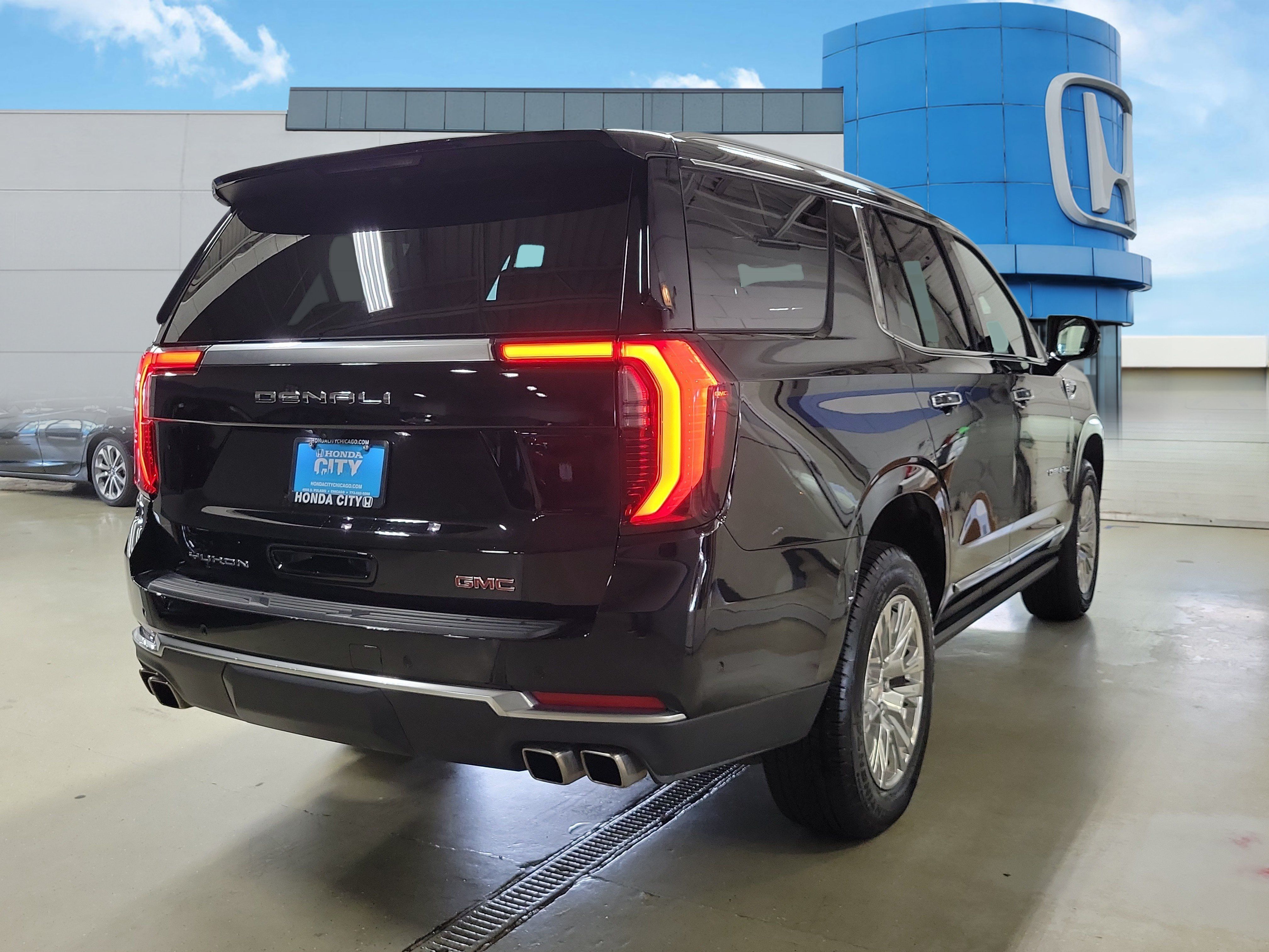 Used 2026 GMC Yukon Denali w/ Sun & Power Step Package AWD/4WD image 5