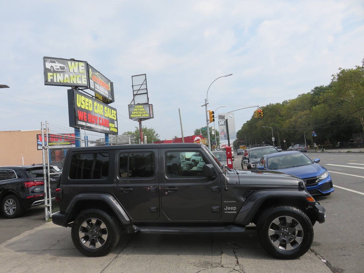 Used 2018 Jeep Wrangler Unlimited Sahara AWD/4WD image 9