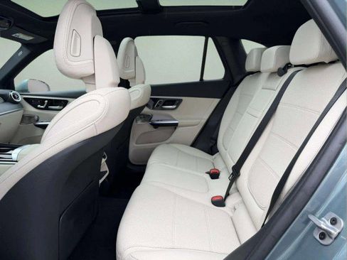 Used 2025 Mercedes-Benz GLC 300 4MATIC image 22
