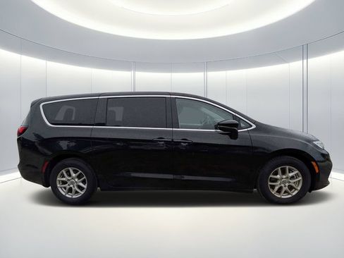 Used 2023 Chrysler Pacifica Touring-L FWD image 3