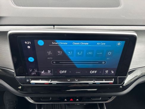 Used 2025 Volkswagen Atlas Cross Sport SE image 21