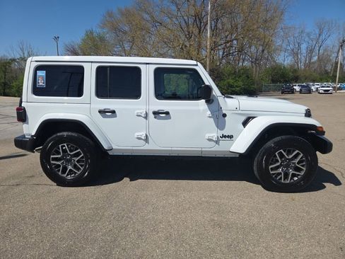 Used 2025 Jeep Wrangler Unlimited Sahara w/ Safety Group AWD/4WD image 9
