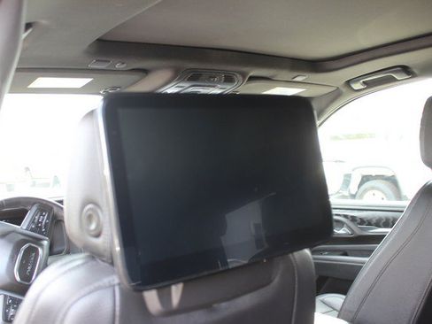 Used 2023 GMC Yukon Denali w/ Advanced Technology Package AWD/4WD image 9