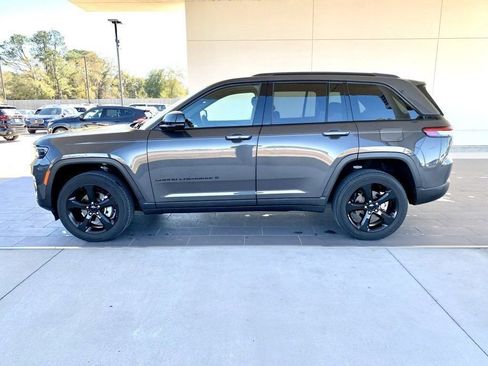 Used 2023 Jeep Grand Cherokee Altitude image 9