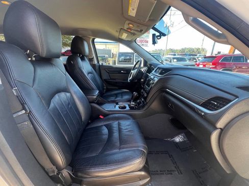Used 2016 Chevrolet Traverse LT w/ Style and Technology Package FWD image 16