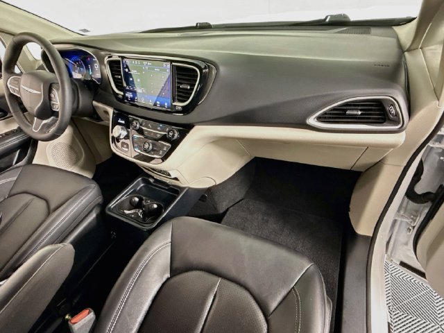 Used 2024 Chrysler Pacifica Touring-L FWD image 26