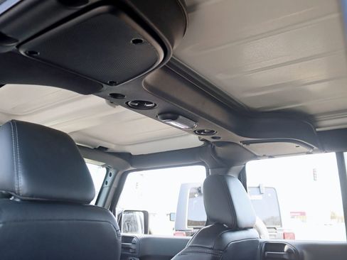 Used 2018 Jeep Wrangler Unlimited Sahara image 31