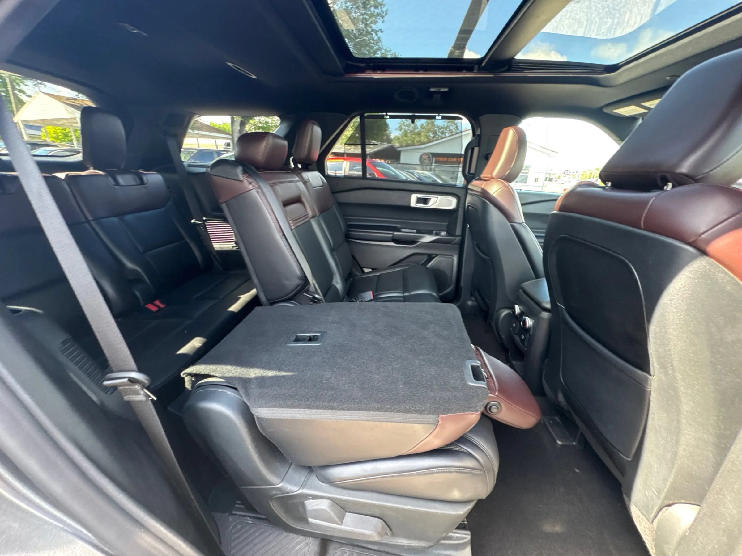 Used 2020 Ford Explorer Platinum w/ Premium Technology Package AWD/4WD image 23