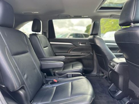 Used 2018 Toyota Highlander XLE FWD image 17