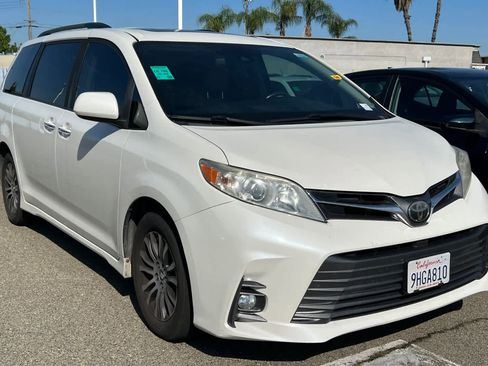 Used 2018 Toyota Sienna XLE w/ XLE Navigation Package FWD image 3