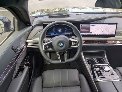 Used 2025 BMW 760i xDrive w/ Executive Package image 17