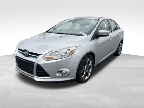 Used 2014 Ford Focus SE w/ Equipment Group 201A FWD image 3