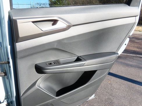 New 2025 Volkswagen Taos SE image 18