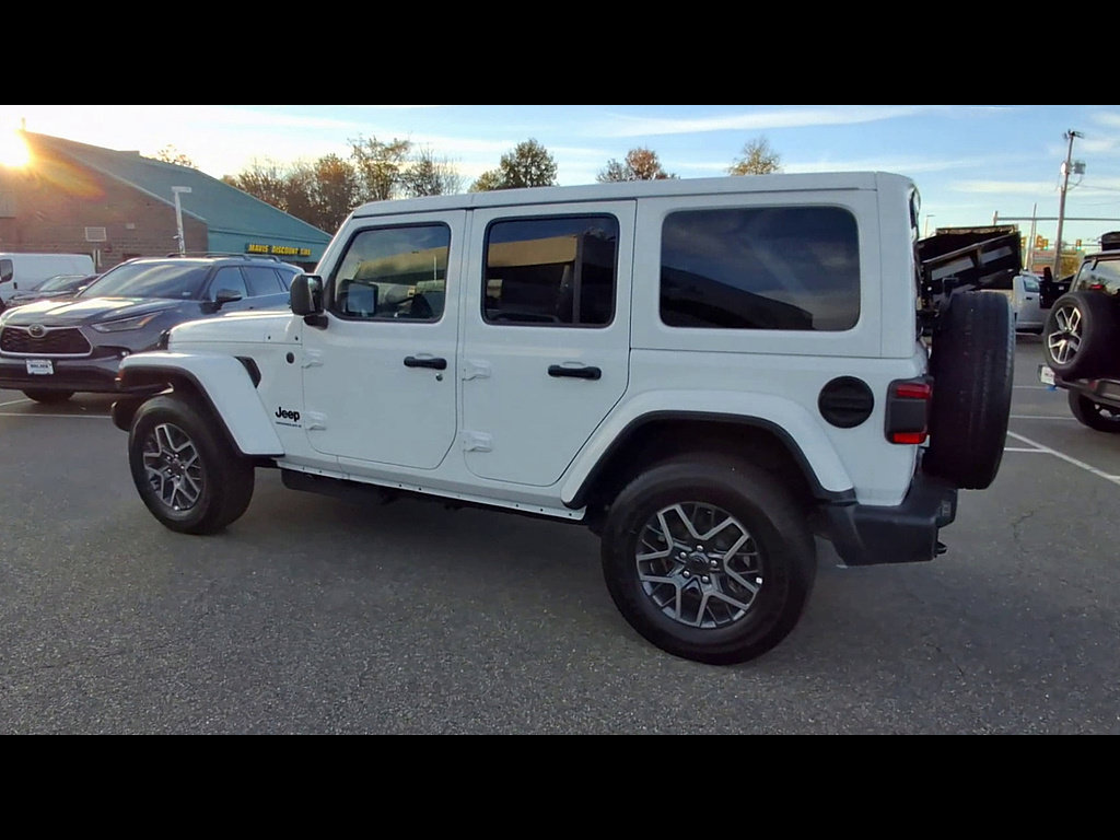 Used 2026 Jeep Wrangler Unlimited Sahara AWD/4WD image 6