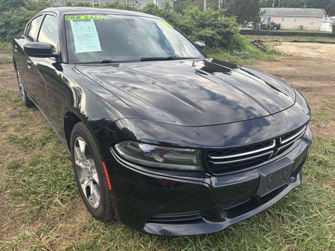 Used 2016 Dodge Charger SE w/ Power Sunroof Group AWD/4WD image 3