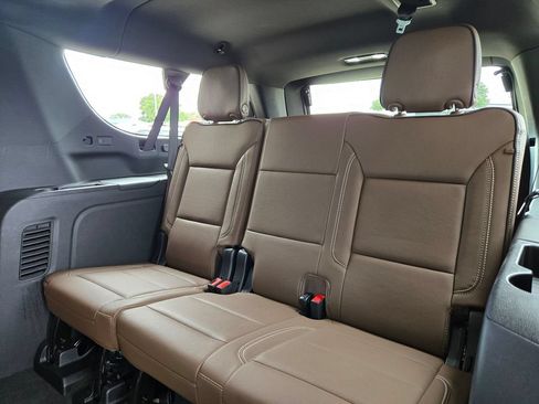 Used 2025 Chevrolet Suburban High Country AWD/4WD image 16