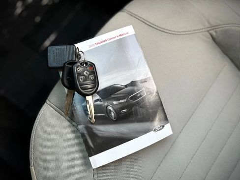 Used 2015 Ford Taurus SE image 24