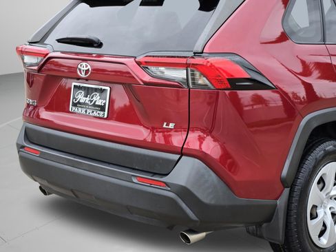 Used 2019 Toyota RAV4 LE FWD image 39