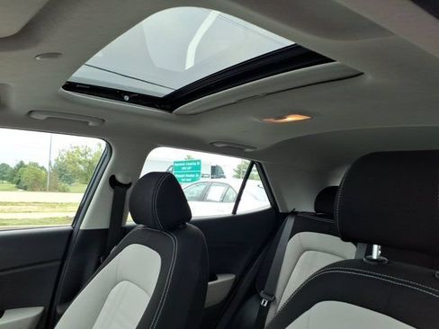 Used 2025 Hyundai Venue SEL FWD image 27