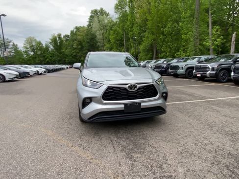 Used 2023 Toyota Highlander LE AWD/4WD image 3