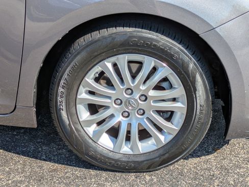 Used 2015 Toyota Sienna Limited image 11