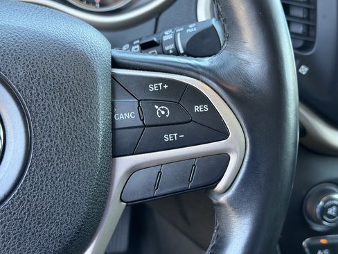 Used 2016 Jeep Cherokee Latitude w/ Cold Weather Group AWD/4WD image 24