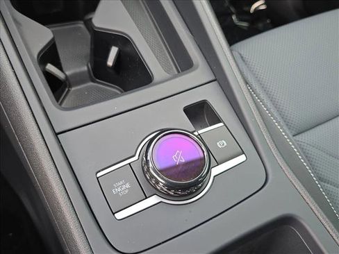 Used 2025 Volkswagen Tiguan SE image 14