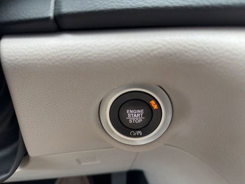 Used 2023 Chrysler Pacifica Touring-L FWD image 33