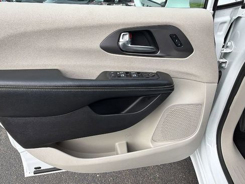 Used 2022 Chrysler Pacifica Touring-L w/ Uconnect Theater Family Group image 17