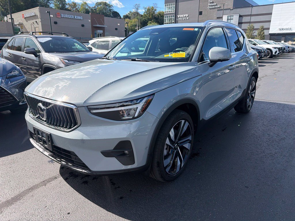 Used 2024 Volvo XC40 B5 Plus w/ Protection Package Premier AWD/4WD image 1