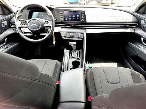 Used 2025 Hyundai Elantra SE image 27